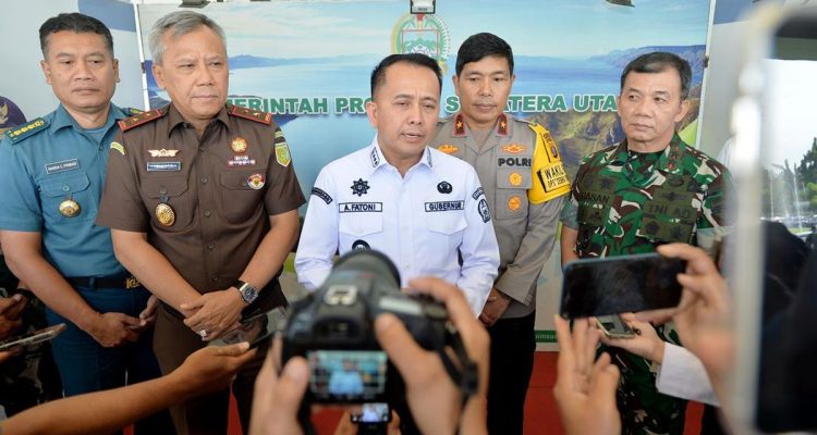 Pj. Gubsu Agus Fatoni didampingi Forkopimda Sumut memberikan keterangan pers terkait Deklarasi Netralitas ASN Se-Sumut sekaligus memimpin Rapat Koordinasi Pemilihan Kepala Daerah di Aula Tengku Rizal Nurdin Jalan Sudirman Kota Medan.(Dok)