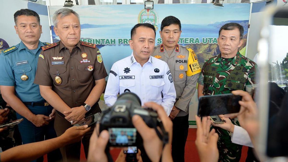 Pj. Gubsu Agus Fatoni didampingi Forkopimda Sumut memberikan keterangan pers terkait Deklarasi Netralitas ASN Se-Sumut sekaligus memimpin Rapat Koordinasi Pemilihan Kepala Daerah di Aula Tengku Rizal Nurdin Jalan Sudirman Kota Medan.(Dok)