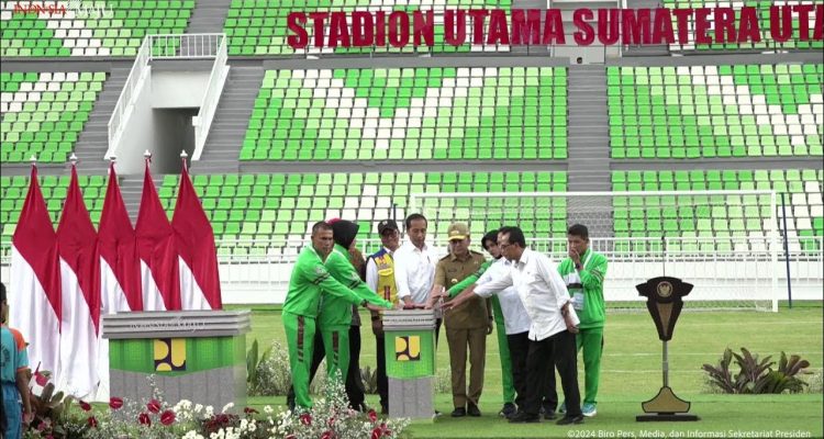 Presiden Republik Indonesia (RI) Joko Widodo didampingi oleh Pj. Gubernur Sumatera Utara (Sumut) Agus Fatoni meresmikan Stadion Utama Sumatera Utara di Desa Sena, Kecamatan Batangkuis, Kabupaten Deliserdang. Selasa (15/10).