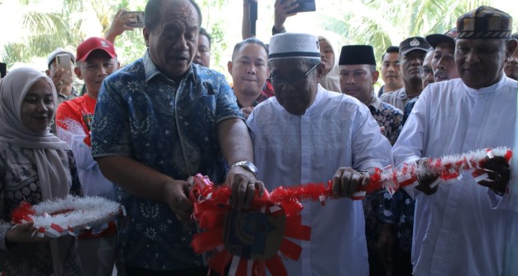 Wakil Bupati Asahan Taufik Zainal Abidin Siregar meresmikan Kantor Balai Desa Air Genting Kecamatan Air Batu, Minggu (01/09/2024).