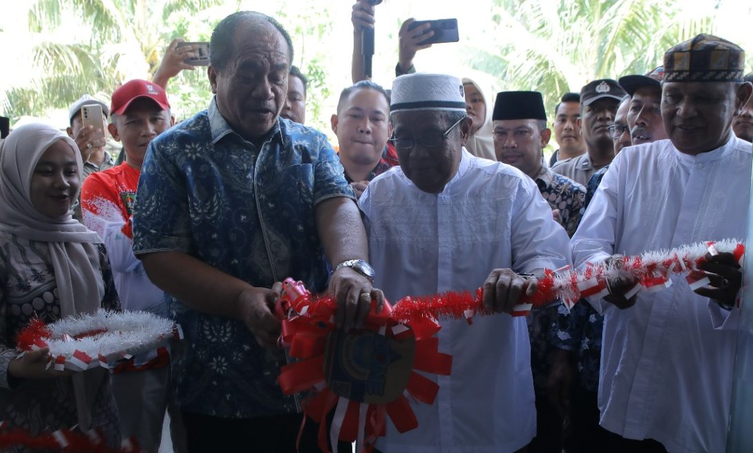 Wakil Bupati Asahan Taufik Zainal Abidin Siregar meresmikan Kantor Balai Desa Air Genting Kecamatan Air Batu, Minggu (01/09/2024).