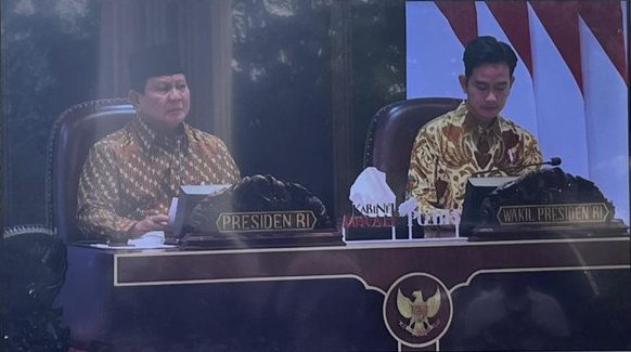 Presiden Prabowo Subianto menggelar sidang kabinet perdana di Istana, Jakarta Pusat, hari ini. Baca artikel detiknews, "Sidang Kabinet Perdana, Prabowo Minta Menteri Cepat Atur Administrasi-Tim" selengkapnya https://news.detik.com/berita/d-7602691/sidang-kabinet-perdana-prabowo-minta-menteri-cepat-atur-administrasi-tim. Presiden Prabowo Subianto menggelar sidang kabinet perdana di Istana, Jakarta Pusat, hari ini.(Dok)