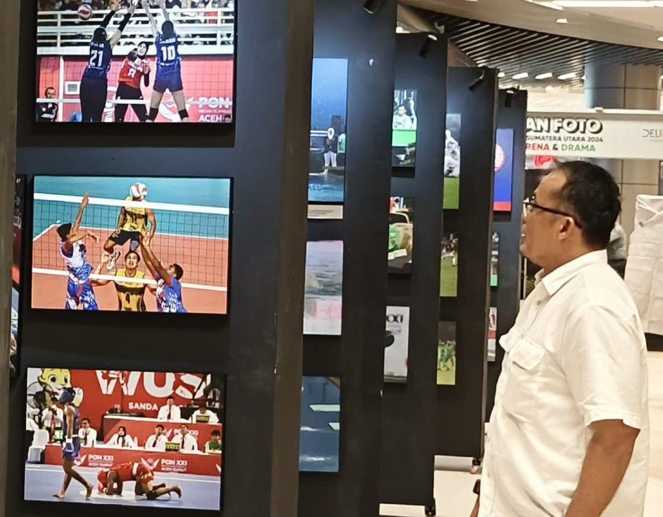 Pelaksana tugas (Plt) Wali Kota Medan H Aulia Rachman mengunjungi pameran foto ajang Pekan Olahraga Nasional (PON) XXI Sumatera Utara yang digelar di Rivavark, Atrium Deli Park Medan, Jumat (18/10) malam.(Dok)