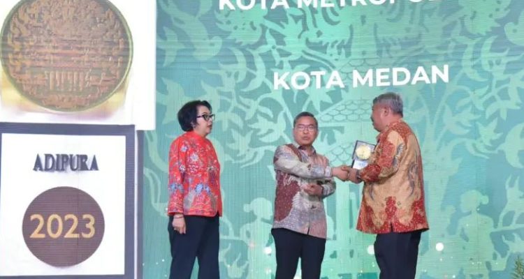 Pemko Medan meraih penghargaan Adipura kategori Kota Metropolitan di tahun 2023 setelah 12 tahun lamanya masih dianggap belum berhasil.