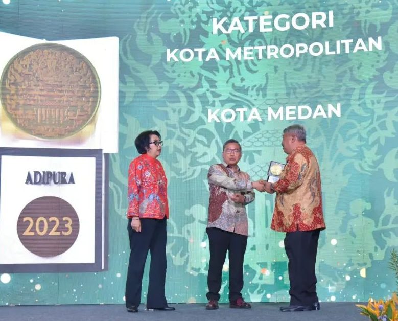 Pemko Medan meraih penghargaan Adipura kategori Kota Metropolitan di tahun 2023 setelah 12 tahun lamanya masih dianggap belum berhasil.