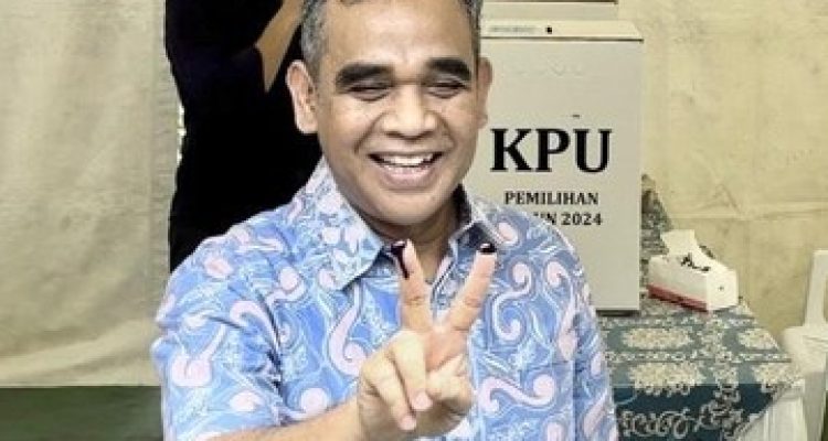 Ketua MPR Ahmad Muzani Pose 2 Jari