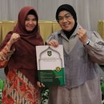 HIBAH: Rektor UISU Prof. Dr. Safrida, SE., M.Si dan Kepala UPENA Bidang Kurikulum dan Laboratorium terpadu UISU Nana Mardiana, M.Pd foto bersama usai penandatanganan kontrak kerja hibah di The Sultan Hotel & Residence Jakarta awal November lalu.(dok)