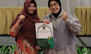 HIBAH: Rektor UISU Prof. Dr. Safrida, SE., M.Si dan Kepala UPENA Bidang Kurikulum dan Laboratorium terpadu UISU Nana Mardiana, M.Pd foto bersama usai penandatanganan kontrak kerja hibah di The Sultan Hotel & Residence Jakarta awal November lalu.(dok)