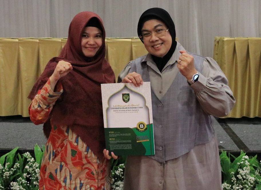 HIBAH: Rektor UISU Prof. Dr. Safrida, SE., M.Si dan Kepala UPENA Bidang Kurikulum dan Laboratorium terpadu UISU Nana Mardiana, M.Pd foto bersama usai penandatanganan kontrak kerja hibah di The Sultan Hotel & Residence Jakarta awal November lalu.(dok)